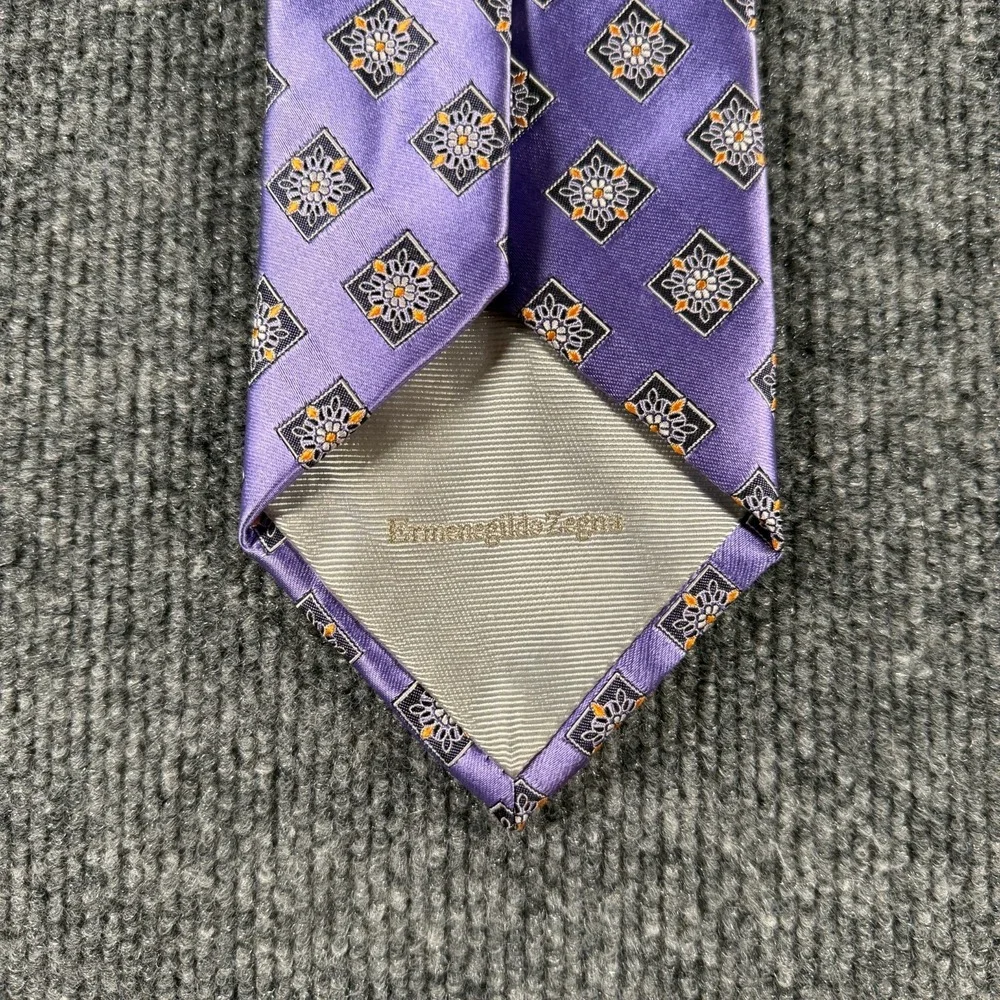 Ermenegildo Zegna Italy 100% Silk Neck Tie Purple Geometric Medallion 3.75 x 59